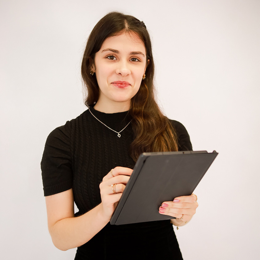 Maria Clara - Assistente de Marketing